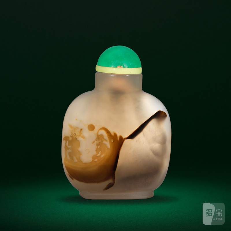 十八/十九世紀 瑪瑙巧雕浮槎人物圖鼻煙壺 | A CHALCEDONY AGATE 'SAMPAN' SNUFF BOTTLE - 图3